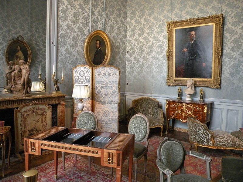 Antechamber, painted portraits on the wall