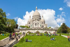 Front view of Basilique du Sacré Coeur