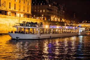 Croisière de Paris - le dîner festif avec chanteurs live Review