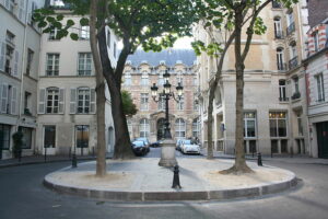 Four paulownia trees and a lamppost on the roundabout in Place de Furstemburg