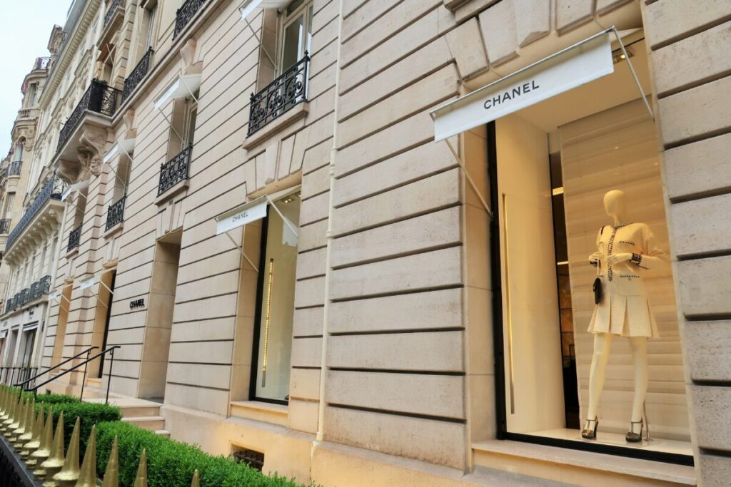 outside view of chanel in montaigne paris