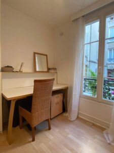 Studio agréable proche Tour Eiffel features desk near the room window