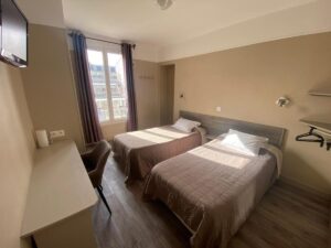 Angleterre Hotel features two bedrooms in a room