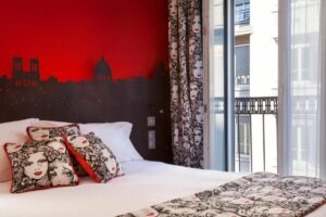 Hôtel Aurore Paris Gare de Lyon features an elegant bedroom with window view