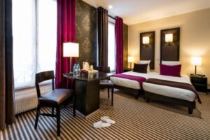 Hotel Pax Opera features two queensize bed