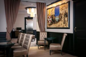 Hotel Saint Cyr Etoile features a state-of-the-art dining hall with painting