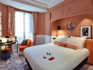 Mercure Paris Gare De Lyon Opera Bastille features an elegant bedroom