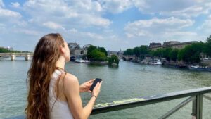 Audio-guided tour along the Seine and Virtual Reality tour of Notre Dame Review