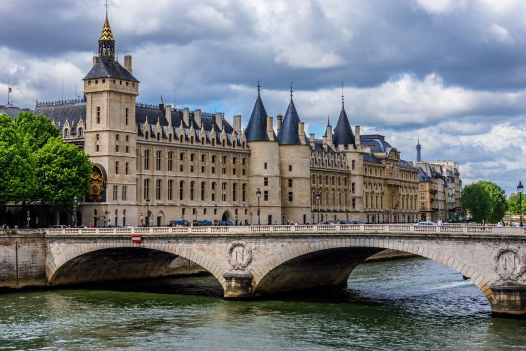 The Conciergerie, a grand palace-turned-prison situated on the Île de la Cité, is an ideal destination for those seeking to be transported back in time. 