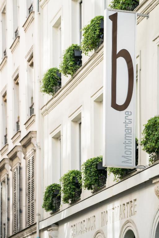 A visual snapshot of B Montmartre Hôtel's prime location.