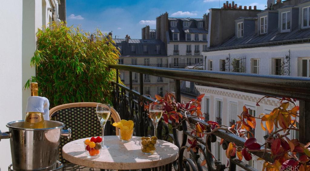 A visual snapshot comparing prices at B Montmartre Hôtel