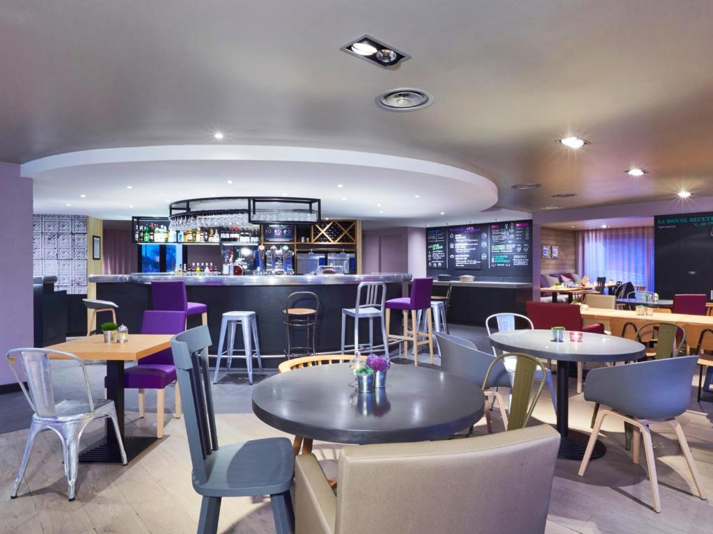 Campanile Paris Ouest - Pont de Suresnes offers a range of amenities, including a welcoming restaurant, free Wi-Fi, and convenient meeting spaces.