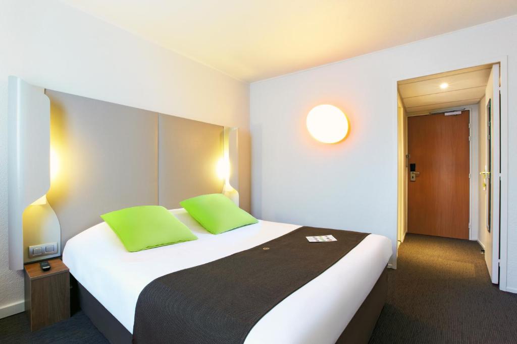 Campanile Paris Ouest - Pont de Suresnes rooms offer a blend of modern comfort and functionality, featuring contemporary decor, comfortable furnishings, and essential amenities.