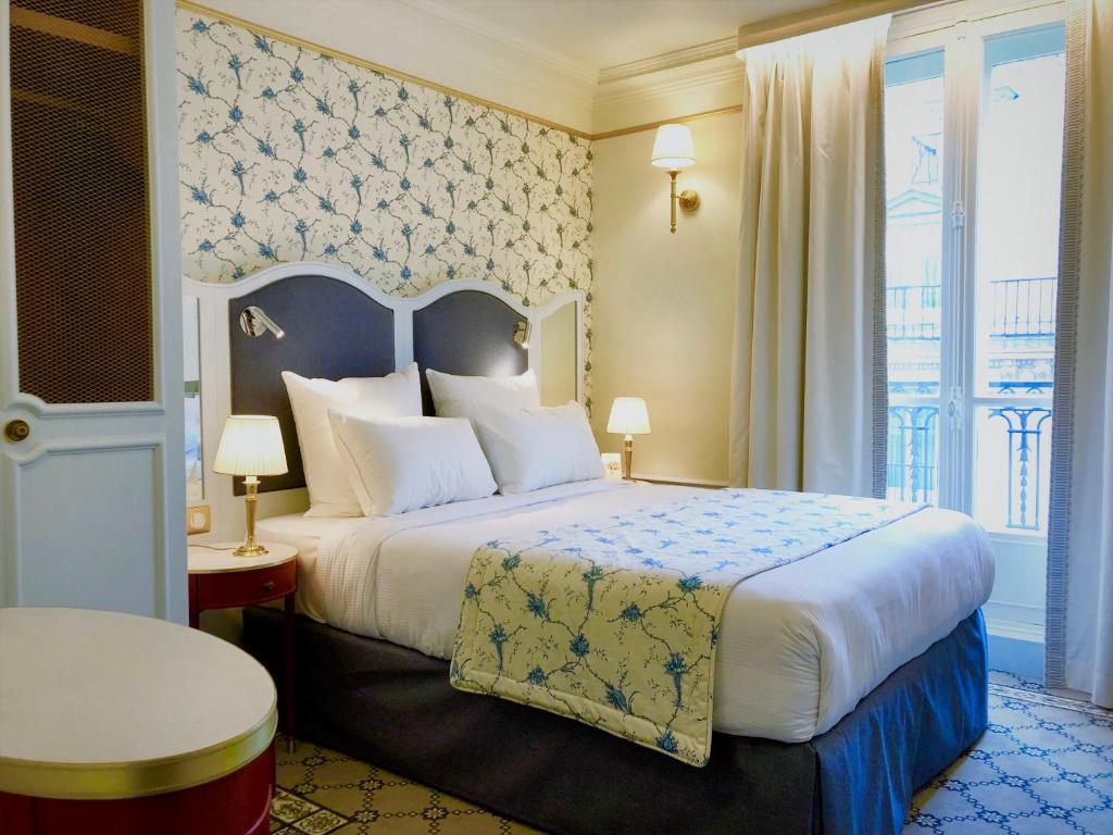 Hôtel Mayfair Paris defines luxury in its rooms, blending classic elegance with modern amenities.