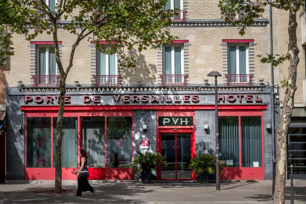 The featured image of Hôtel Paris Porte de Versailles captures a modern and inviting exterior, setting a positive first impression with its sleek architecture and welcoming entrance.