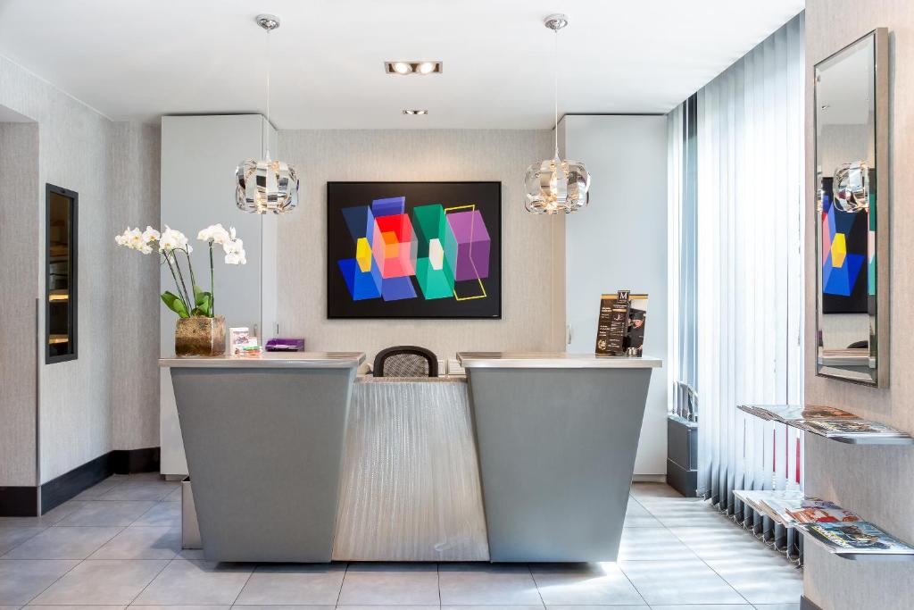 Hôtel Paris Porte de Versailles boasts a contemporary lobby that seamlessly blends style and comfort, creating an inviting atmosphere for guests.