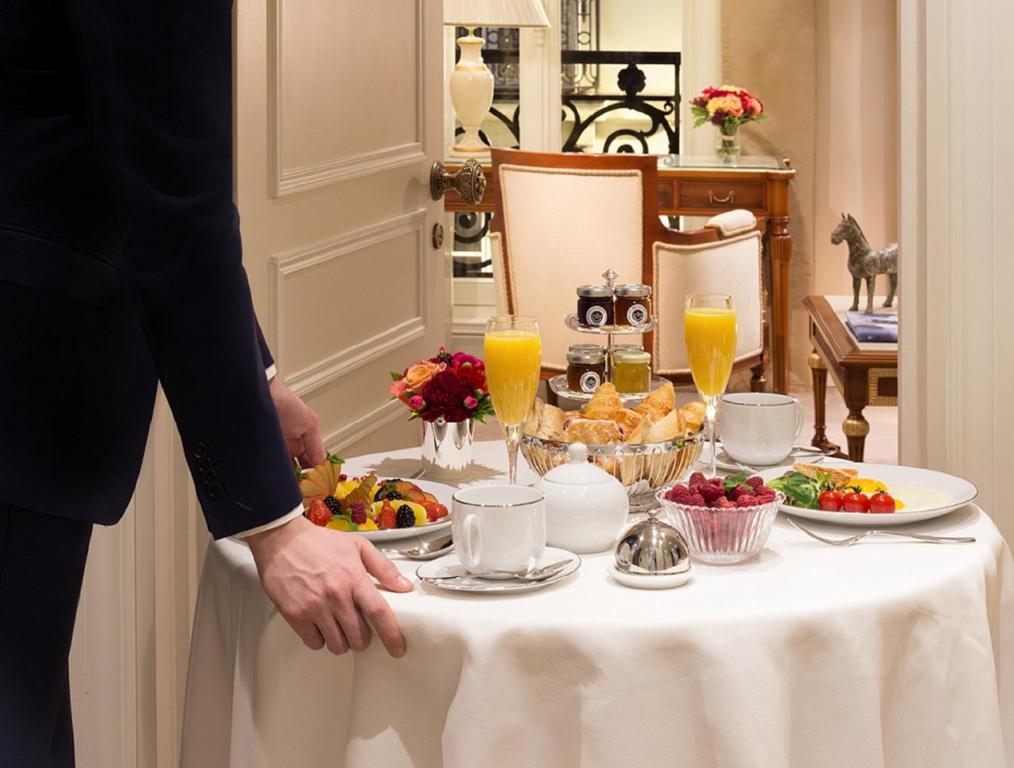 Hotel Splendide Royal Paris - Relais & Châteaux offers a curated selection of premium amenities and services. From a gourmet restaurant to personalized concierge assistance, the hotel provides a blend of sophistication and convenience.