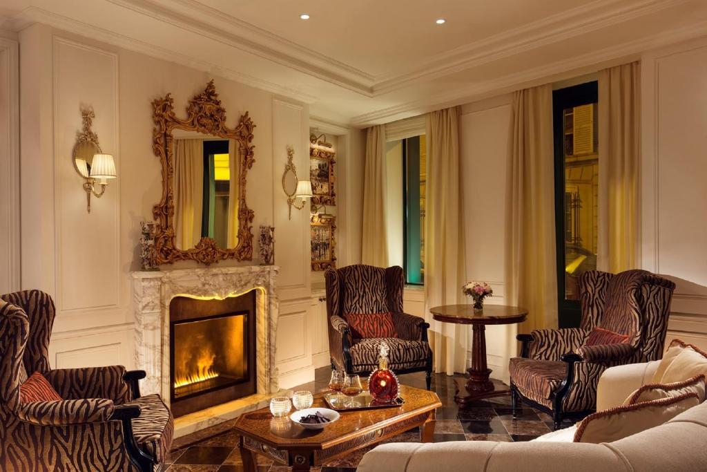 Hotel Splendide Royal Paris offers a lobby experience characterized by opulence and sophistication.