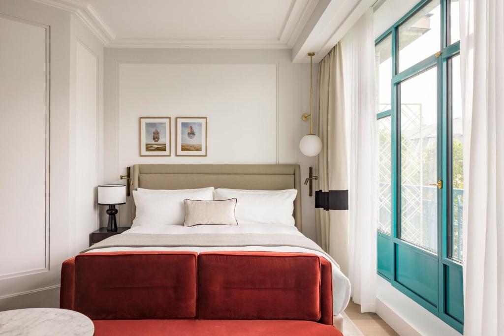 Kimpton St Honoré Paris defines comfort in its rooms, offering a blend of contemporary design and luxurious amenities.