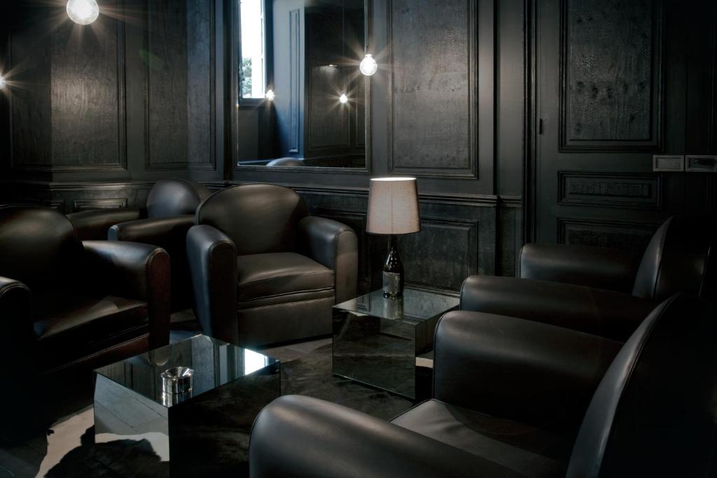 Nestled in the heart of Paris, Hôtel La Maison Champs Elysées blends modern luxury with artistic design, providing an exceptional stay just steps away from some of the city’s most famed attractions.