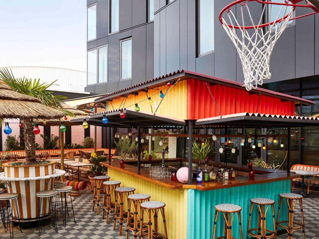 Mama Shelter Paris West provides a range of eclectic amenities, from a trendy rooftop bar to communal spaces with a lively atmosphere.