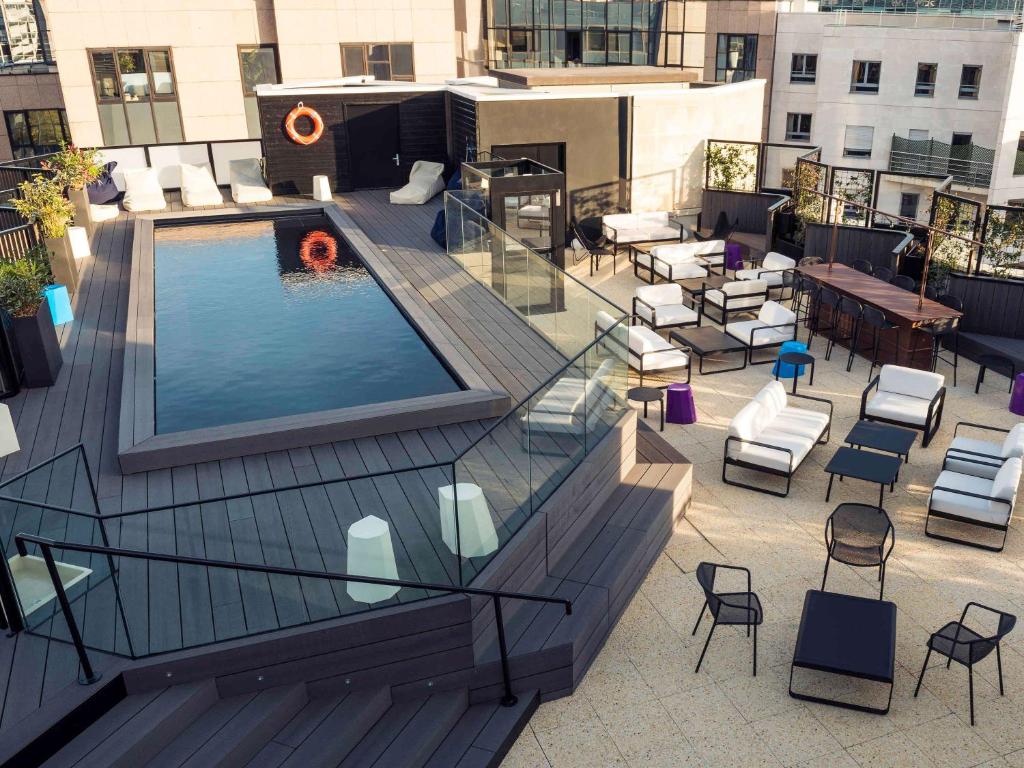 Hôtel Mercure Paris Boulogne makes a striking first impression with its modern architecture and welcoming entrance, promising a comfortable and contemporary stay.