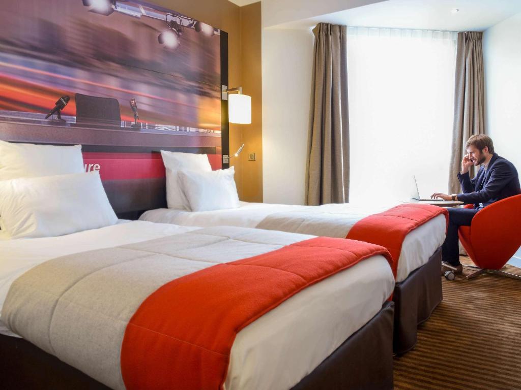 Hôtel Mercure Paris Boulogne defines comfort in its rooms, offering a blend of modern design and thoughtful amenities.