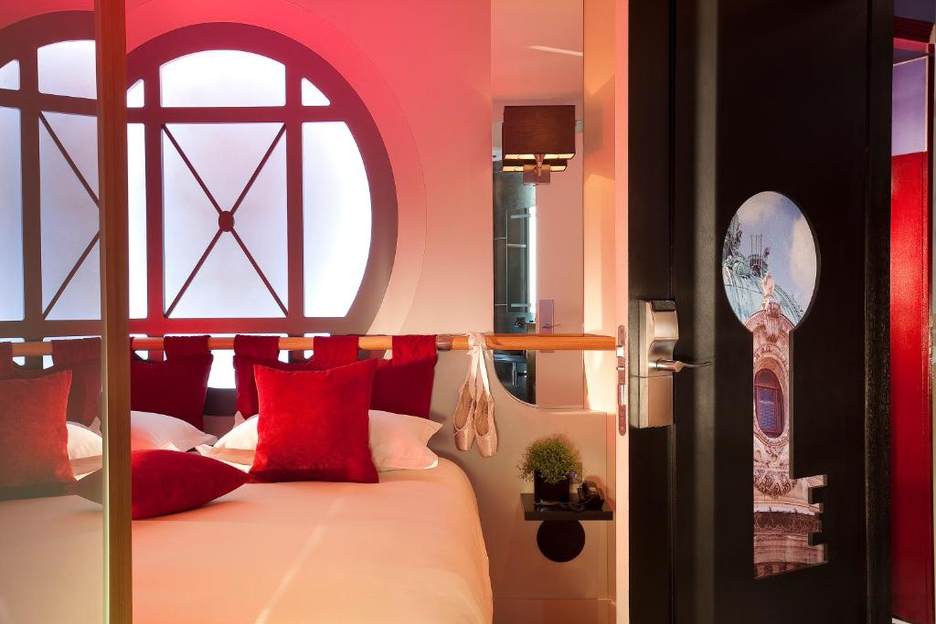 Secret de Paris - Hotel & Spa unveils rooms with distinctive features, seamlessly combining luxury and innovation.