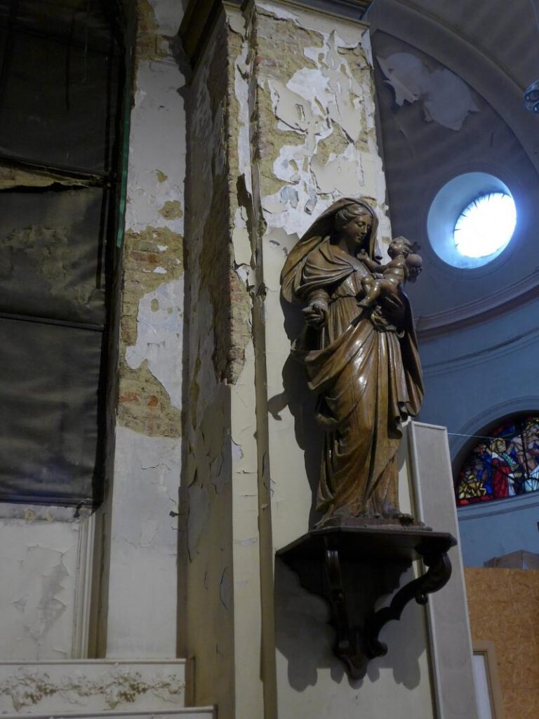 Eglise Saint Antoine de-Padoue statue