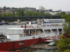 Boat on Passerelle de L'Avre