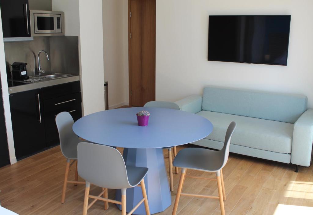 Dining table in Appartements Paris Boulogne