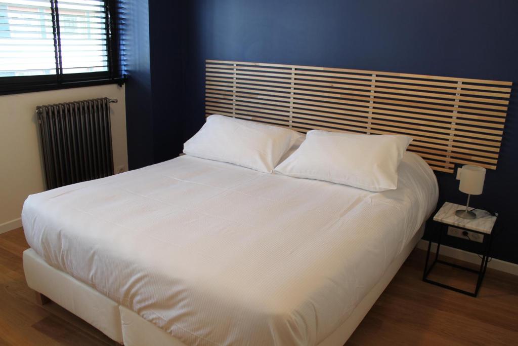 Bed and room interior in Appartements Paris Boulogne