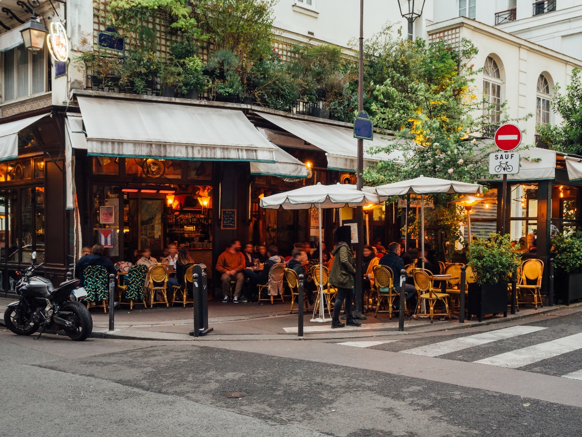 13 Unconventional Ways to Make Friends in Paris (2025 Expat Guide)