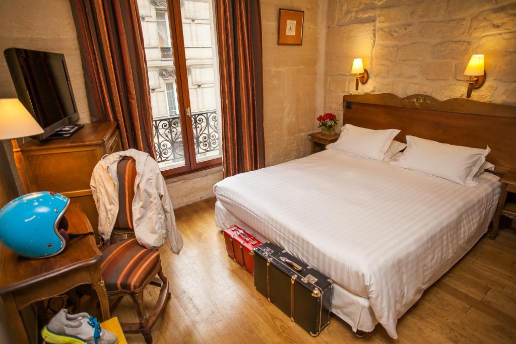 Hôtel Europe Saint-Séverin's rooms feature a harmonious blend of comfort and sophistication, offering modern amenities and stylish decor.