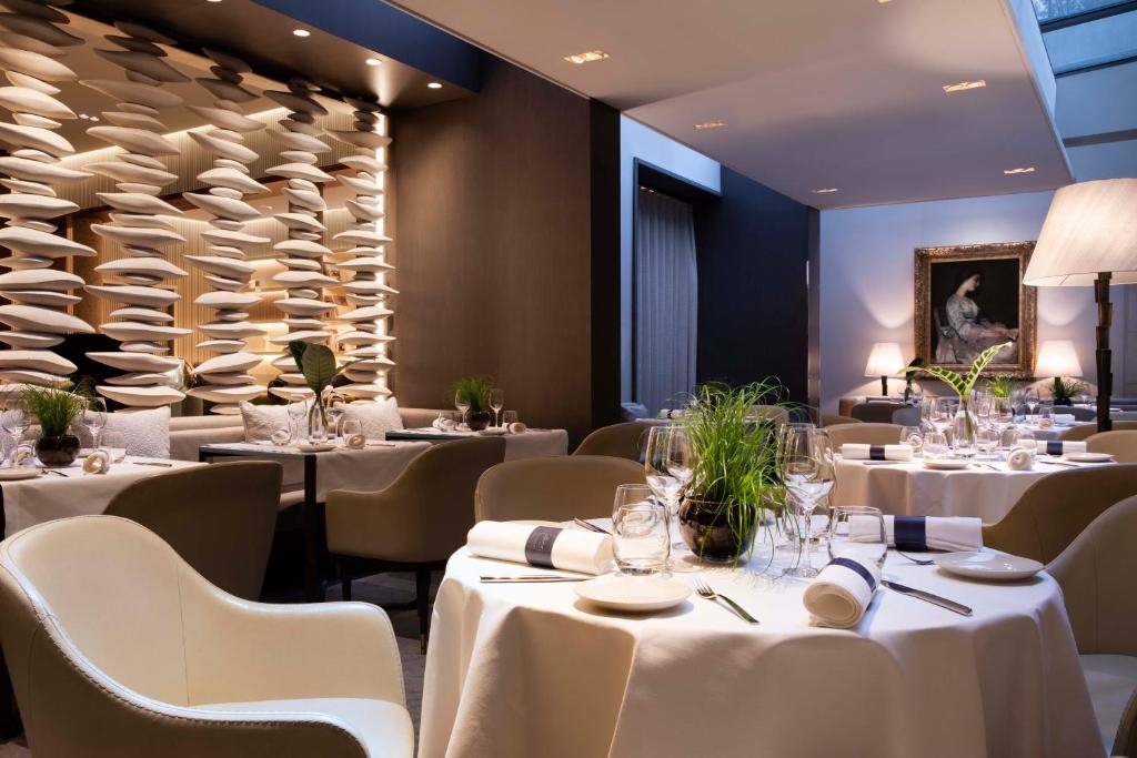 At Hôtel De Sers Champs Elysées Paris, the dining experience is a harmonious blend of culinary mastery and Parisian sophistication. Guests are invited to indulge their palates at the hotel's acclaimed restaurant, where Michelin-starred chefs craft exquisite dishes using the finest seasonal ingredients.