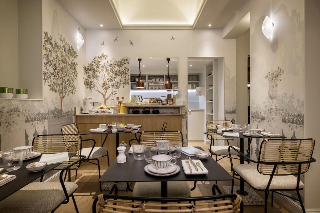 The intimate dining area at Hôtel L de Lutèce, featuring cozy seating, soft lighting, and tables set with fine dinnerware.