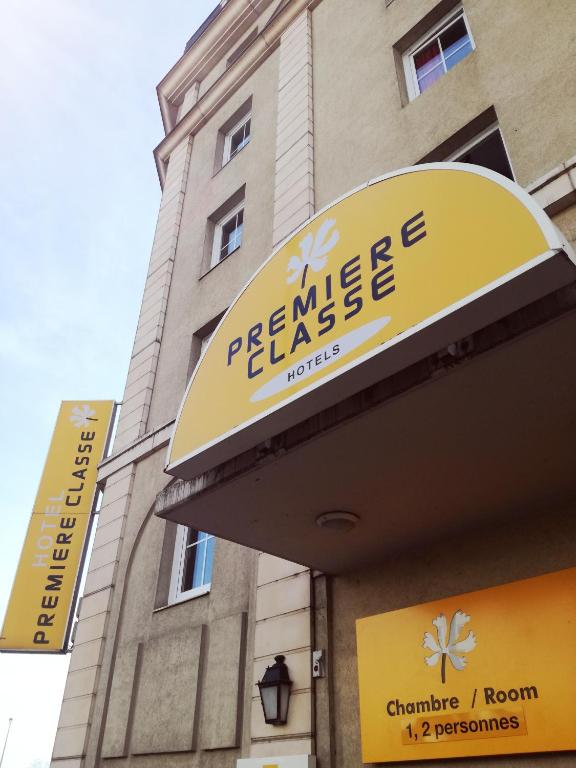 Exterior view of Hôtel Première Classe Pont De Suresnes, showcasing a modern architectural design with vibrant signage and welcoming entrance.