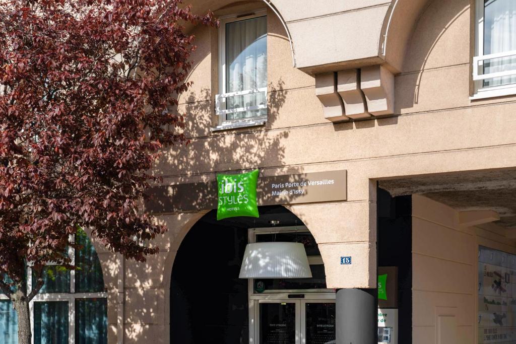 Vibrant and contemporary lobby at Ibis Styles Paris Porte de Versailles - Mairie d'Issy welcomes guests with modern furnishings and a burst of cheerful colors.