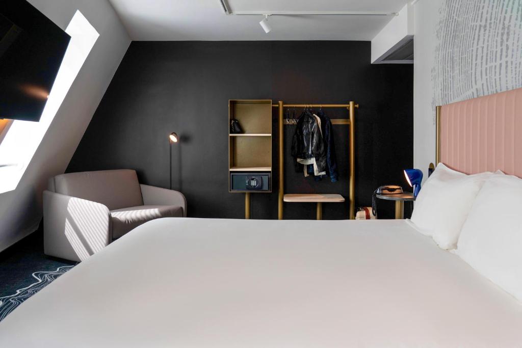 The rooms at Ibis Styles Paris Porte de Versailles - Mairie d'Issy boast a harmonious blend of comfort and functionality, featuring modern amenities such as plush bedding, sleek furnishings, and cutting-edge technology.