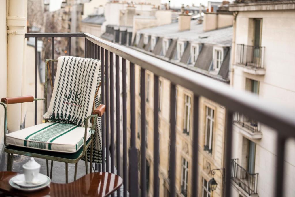 J.K. Place Paris makes an immediate impression of understated luxury with its discreet facade and exclusive entrance, promising a refined and personalized stay in the heart of the French capital.