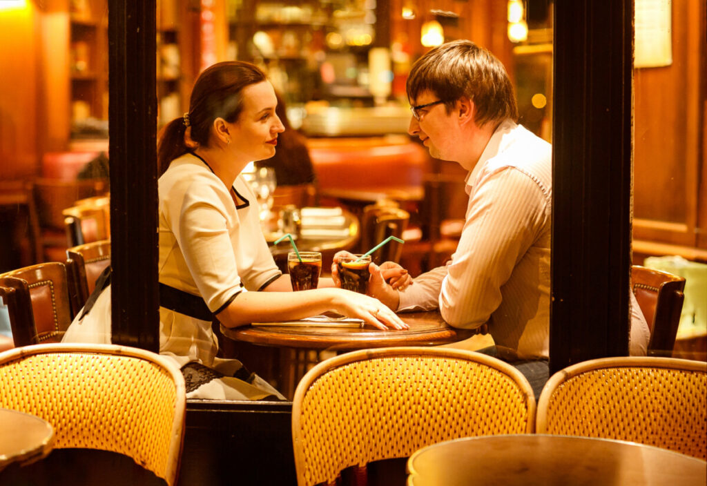 What Time Do People Eat Dinner in Paris? Exploring French Dining Culture