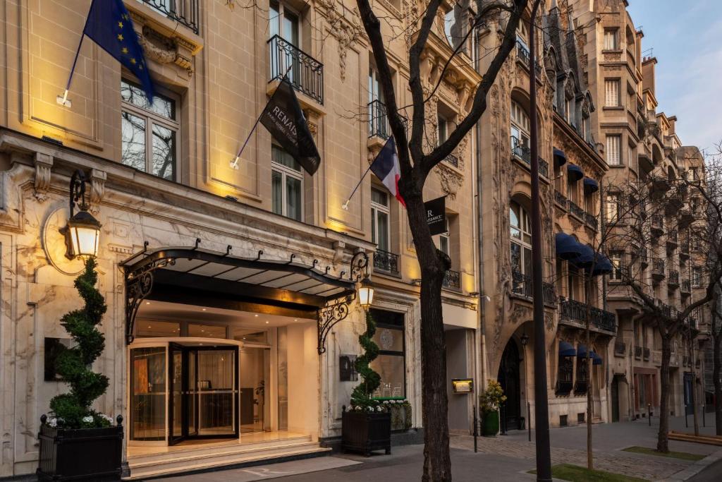 Upon entering the Renaissance Paris Nobel Tour Eiffel Hotel, guests are greeted by an elegant fusion of contemporary design and classic sophistication in the lobby.