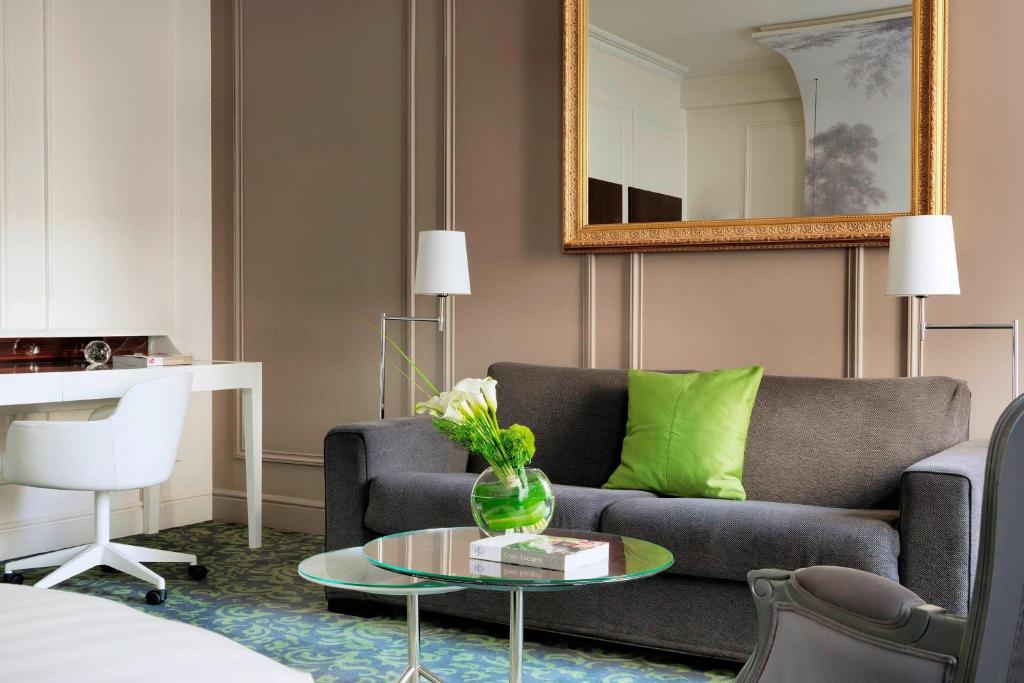 Renaissance Paris Nobel Tour Eiffel Hotel stands out in price comparison, offering unparalleled value for money.