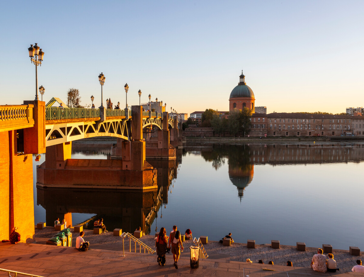 Bridge of Pont Saint-Pierre with Dôme de La Grave at sunset, Toulouse, France